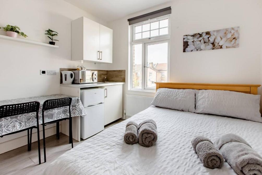 Double Room Edmonton Green, London N9 Bagian luar foto
