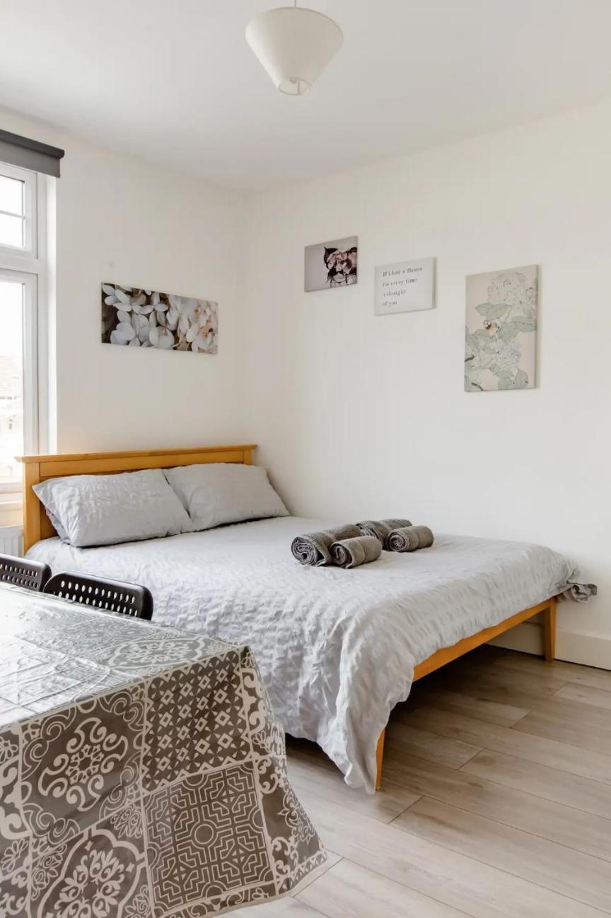 Double Room Edmonton Green, London N9 Bagian luar foto